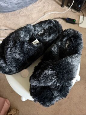Victorias Secret PINK Plush Black Women's Slip-On Fuzzy Slippers